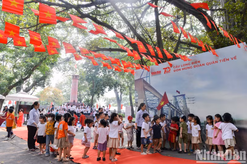 该展将于10月13日结束。