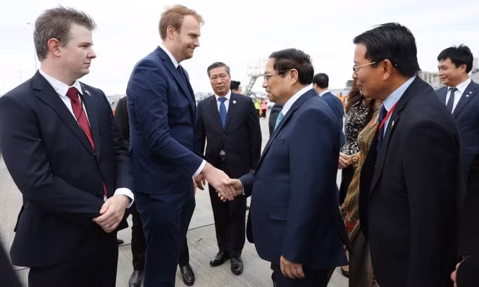 范明正总理抵达奥克兰机场。（图片来源：vnexpress.net）