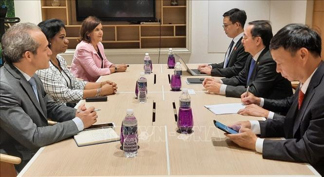 越南科学与技术部部长黄成达同古巴科学、技术与环境部长Elba Roza Perez Montolla举行座谈会。（图片来源：越通社）