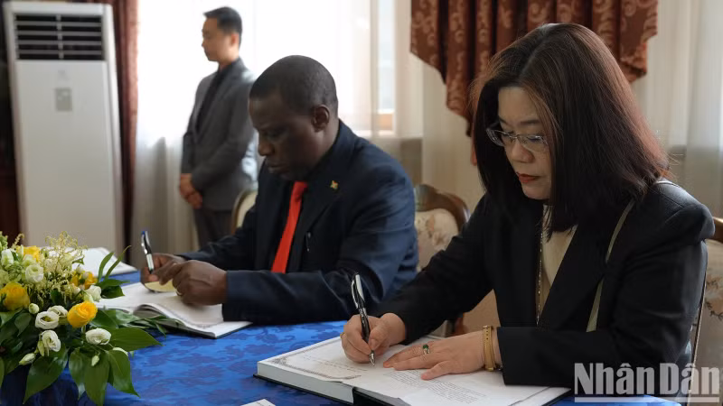 泰国驻俄罗斯大使馆代表在吊唁簿上留言。 泰国驻俄罗斯大使馆代表在吊唁簿上留言。