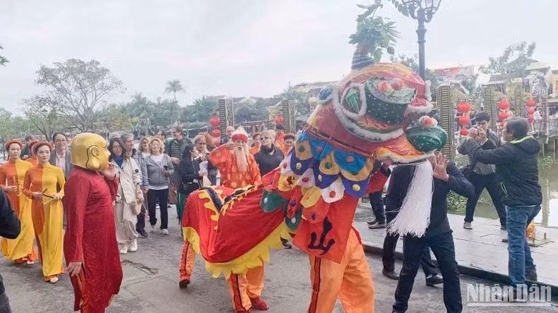 游客参观会安古街。