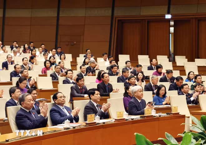 党和国家领导出席会议。