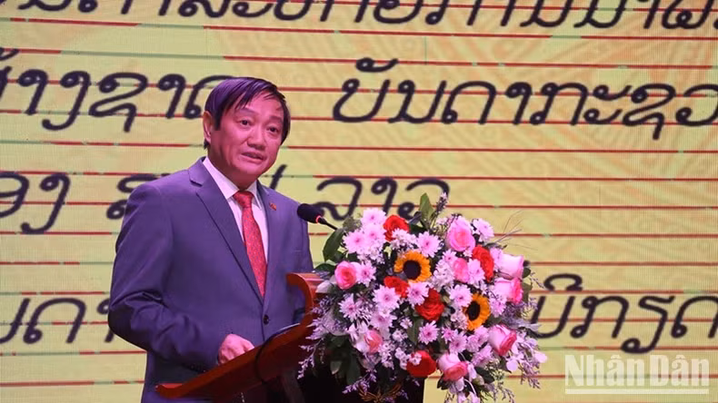 越南驻老挝大使阮伯雄发表讲话。