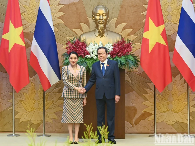 越南国会主席陈青敏会见泰国总理佩通坦·钦那瓦。