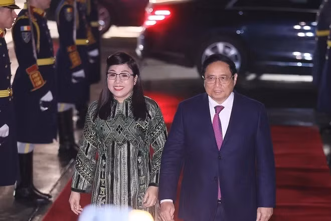 越南政府总理范明正和夫人在亨利·科安达国际机场。