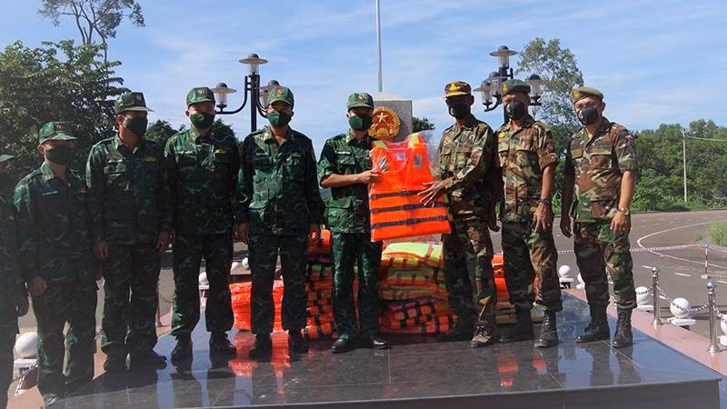 越南部队向柬埔寨部队捐赠救生衣。