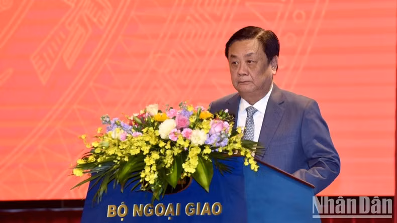 农业与农村发展部部长黎明欢在会议上发言。