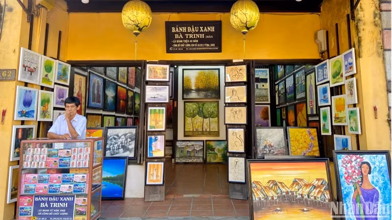 门口上挂着灯笼的金黄色墙面房屋是会安古城的特征之一。