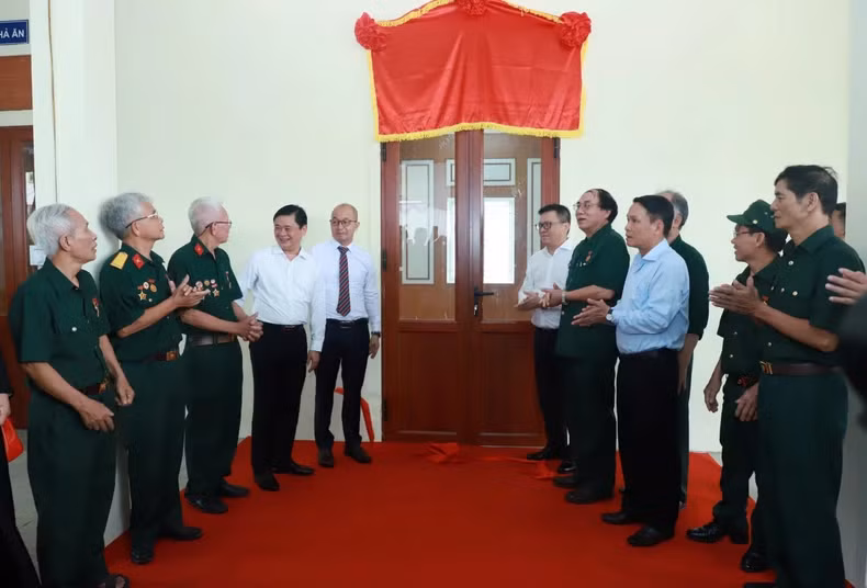 由越南新闻工作者协会和金窗—S Life生活技能培训与发展股份公司提供资助的义安省伤残军人疗养中心升级改造项目落成仪式。