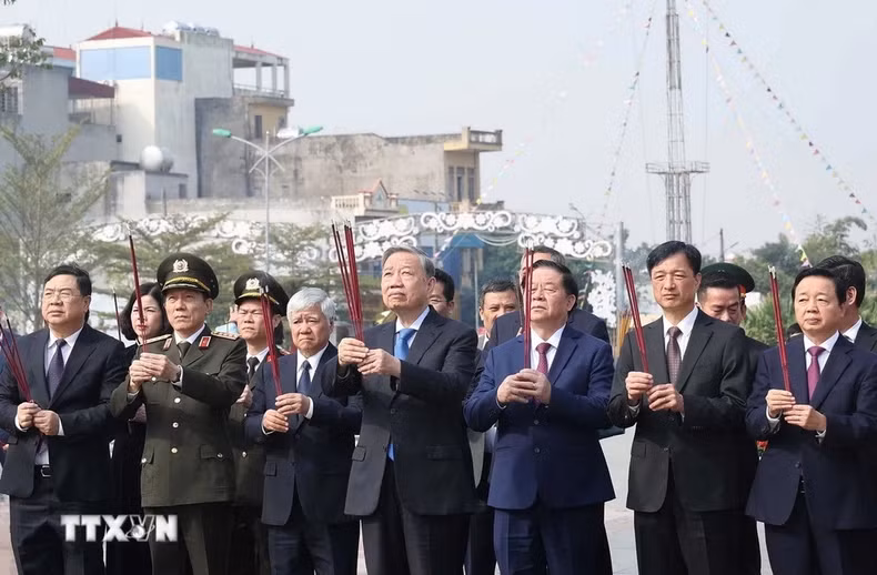 苏林总书记在位于春长县春长镇的长征总书记塑像敬香。