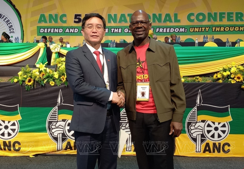 得乐省委书记阮廷忠和南非共产党总书记索利·马派拉。（图片来源：越通社）