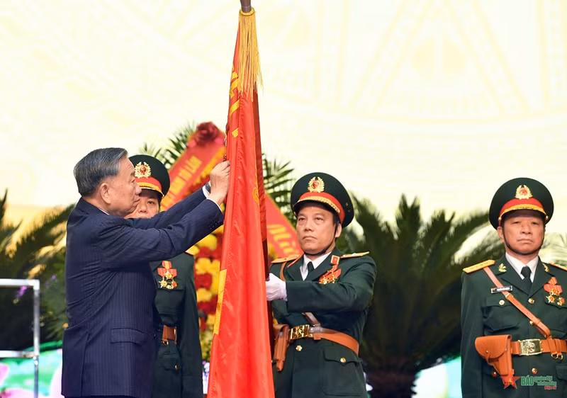 苏林总书记、国家主席将胡志明勋章贴在国防部技术总局的决胜军旗上。