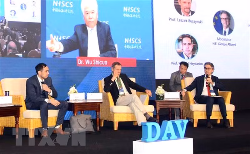 各位代表在研讨会上讨论。（图片来源：越通社）