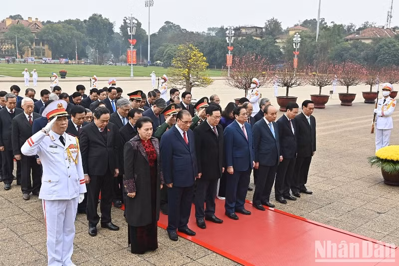越南党和国家领导、前领导谨记伟大胡志明主席的功劳。（登科 摄）