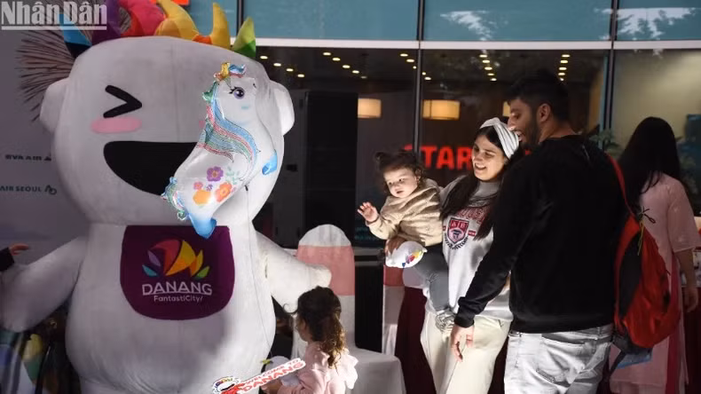 游客在新年第一天飞往岘港市过年。