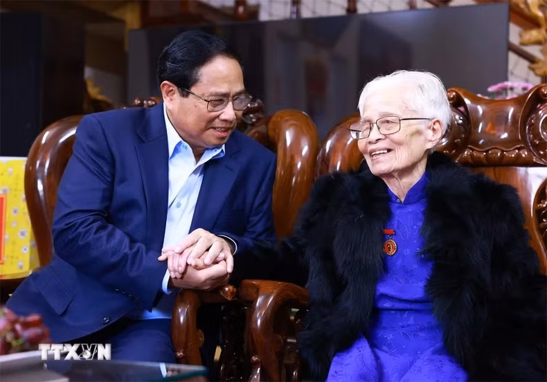 范明正总理看望慰问越南英雄母亲范氏通。