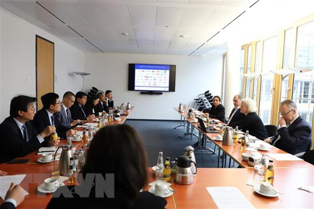 越南计划与投资部工作代表团与德国农业企业联盟举行会议。（图片来源：越通社）