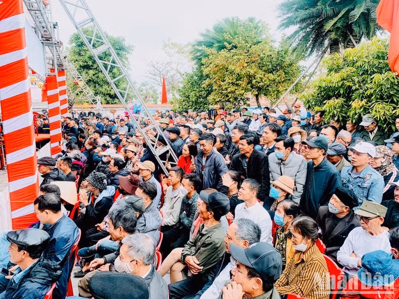 众多人民和游客前来观看比赛。