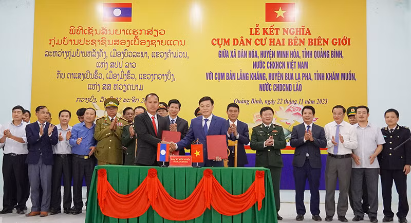 民化乡与浪康乡缔结友好关系协议签署仪式。（图片来源：广平省报）