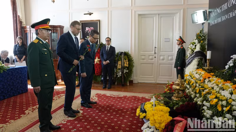 俄罗斯联邦委员会(上议院)副主席康斯坦丁•科萨切夫吊唁阮富仲总书记逝世。 俄罗斯联邦委员会(上议院)副主席康斯坦丁•科萨切夫吊唁阮富仲总书记逝世。