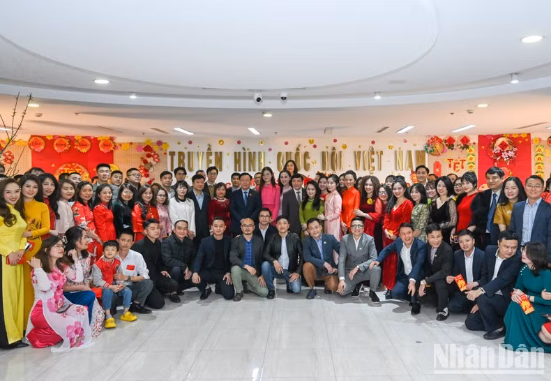 国会主席王廷惠和越南国会电视台干部、人员。