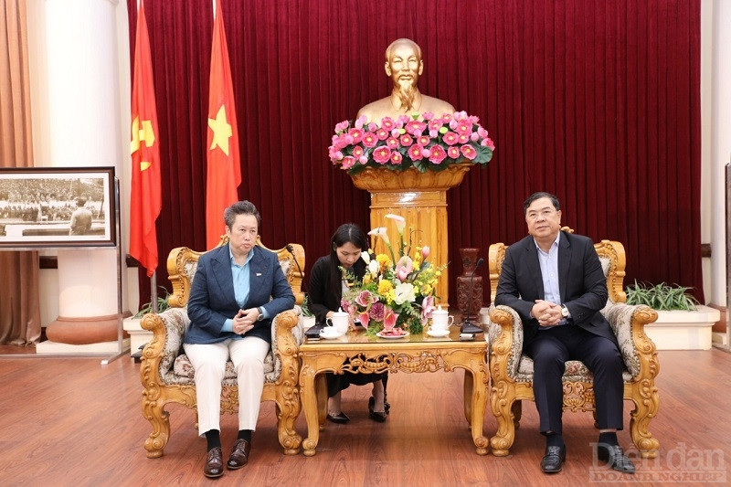 越南南定省委书记范家足会见新加坡工商联合总会越南事务主任Amy Wee。（图片来源：企业论坛）