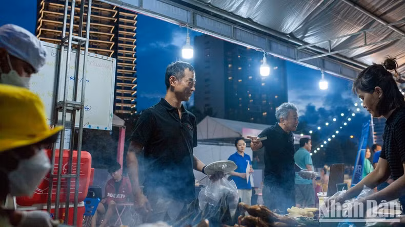 日本游客品尝越南美食。