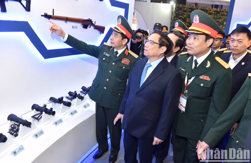 各位代表参观展位。