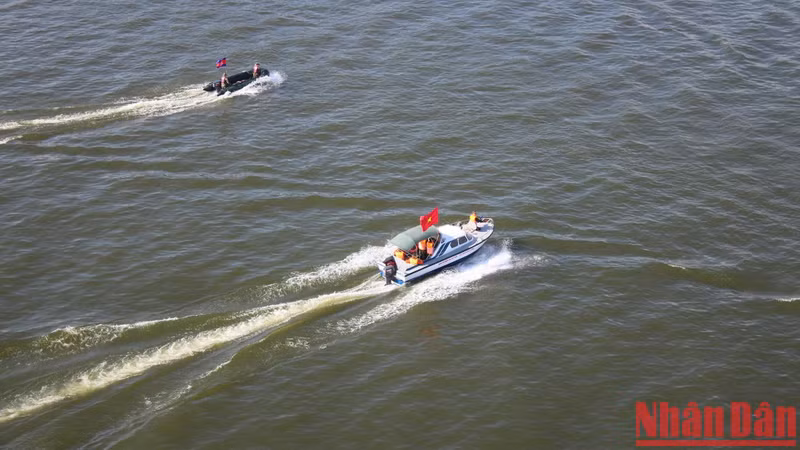 越南人民军救生艇参加了演习。