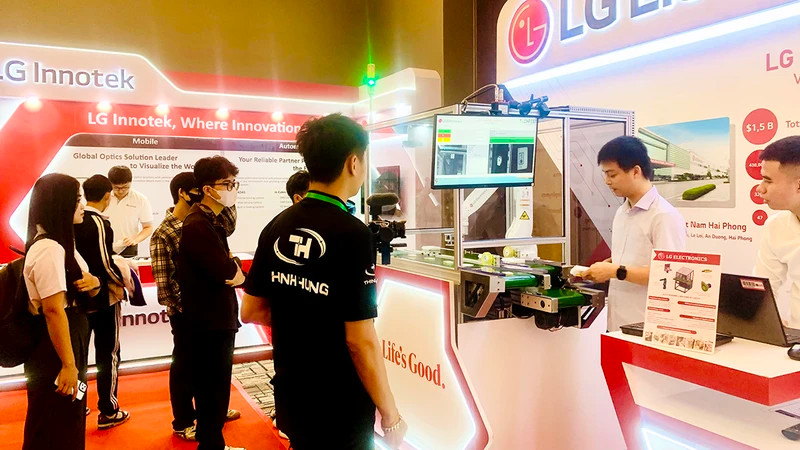 LG集团在海防市介绍现代化生产技术。