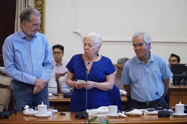 前美联社记者伊迪丝·马德琳·勒德沃女士在见面会上发表讲话。（图片来源：thanhnien.vn）