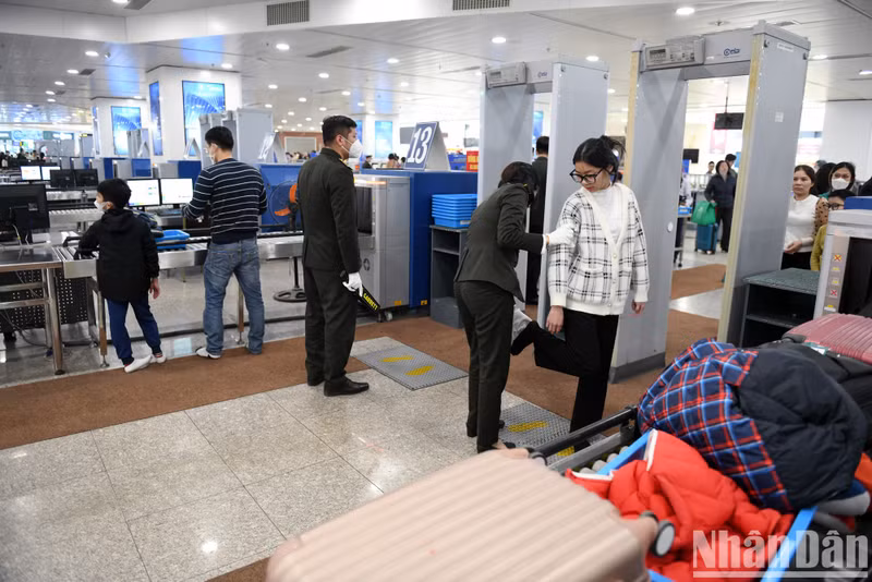 工作人员做好安检工作，确保航空安全。