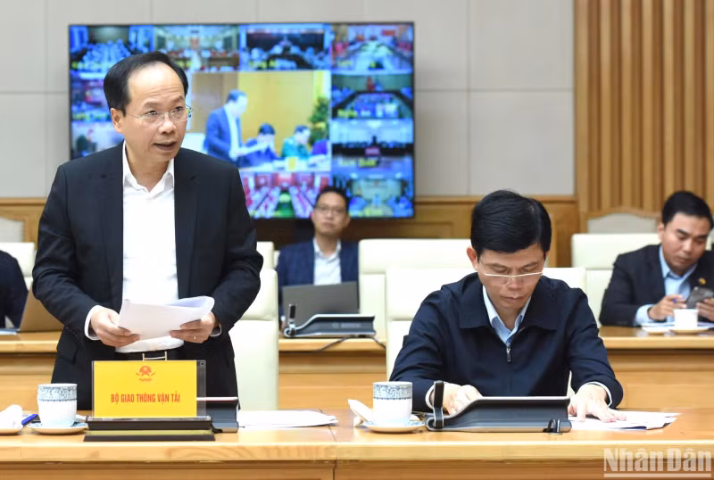 交通运输部领导在会议上发表讲话。