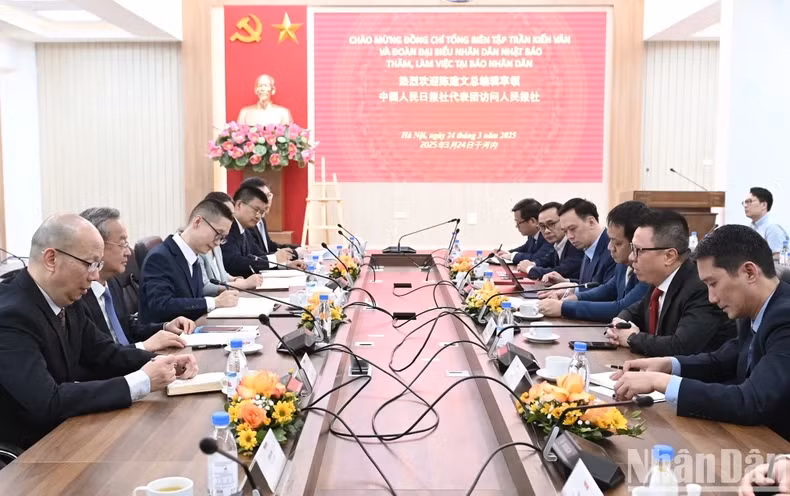 越南《人民报》领导代表与中国《人民日报》代表团举行工作会议。