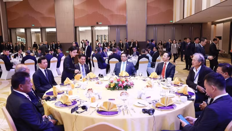 越南政府总理范明正和各位代表同东盟商务咨询理事会共进工作早餐。