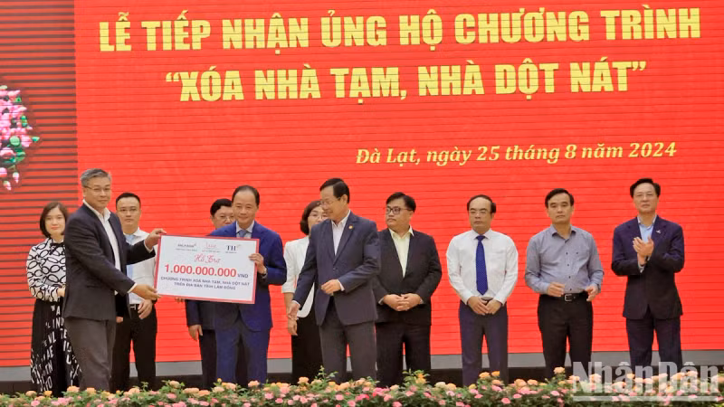 赞助商向林同省领导移交援助资金。