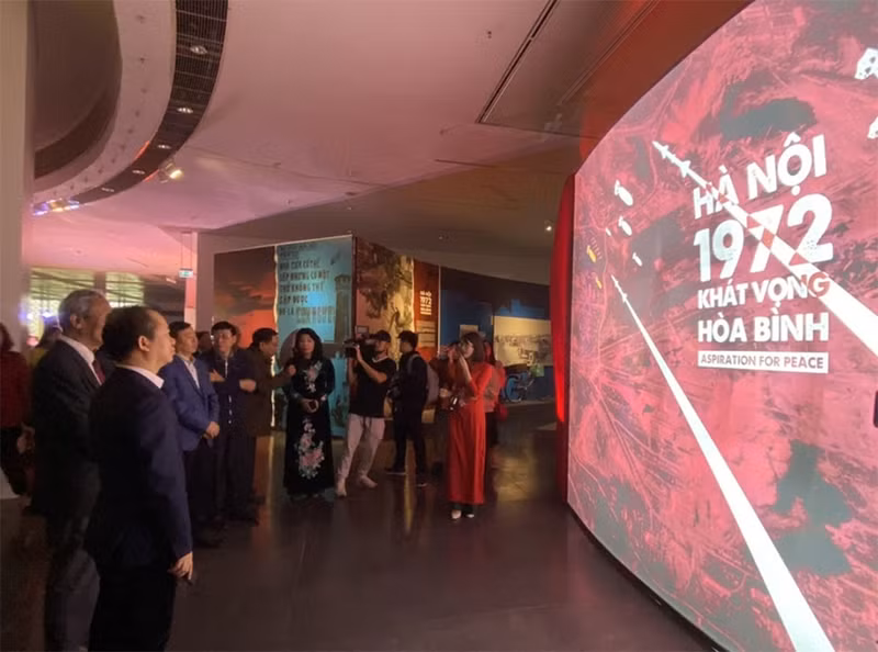 各位代表参观展会。（图片来源：人民军队报）