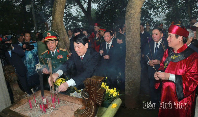 越南国家主席梁强敬香缅怀各位雄王。（图片来源：baophutho.vn）