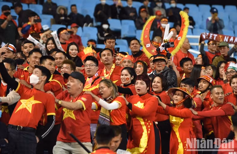 越南球迷赴美亭体育场鼓舞球员。