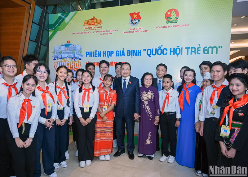国会主席陈青敏，前国会副主席张美华和包括少数民族儿童在内的儿童代表。