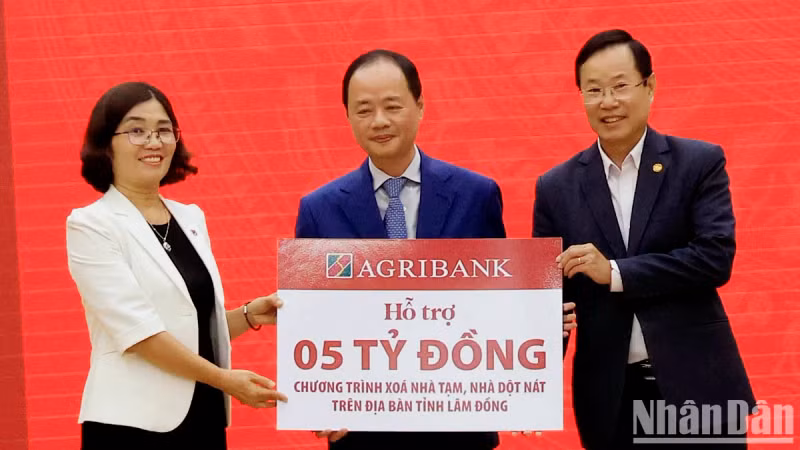 林同省人民委员会主席陈红泰和林同省越南祖国阵线委员会主席范朝接受赞助商提供的资金。