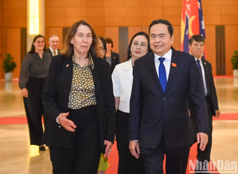 越南国会主席陈青敏和澳大利亚联邦议会参议长苏·莱恩斯。
