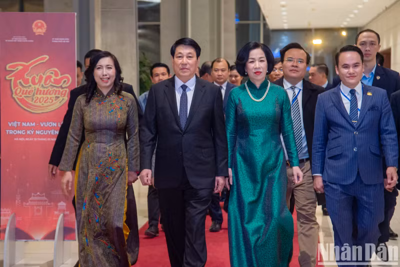 国家主席梁强和夫人出席活动。
