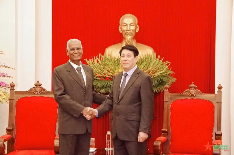 越共中央书记处常务书记梁强会见印度共产党总书记多赖萨米·拉贾。（图片来源：qdnd.vn）