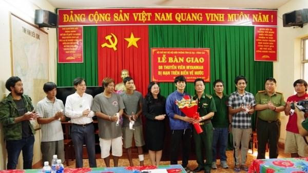 巴地头顿省向缅甸移交8名海上遇险渔民。（图片来源：越通社）