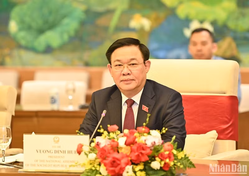 越南国会主席王廷惠在会见中发言。