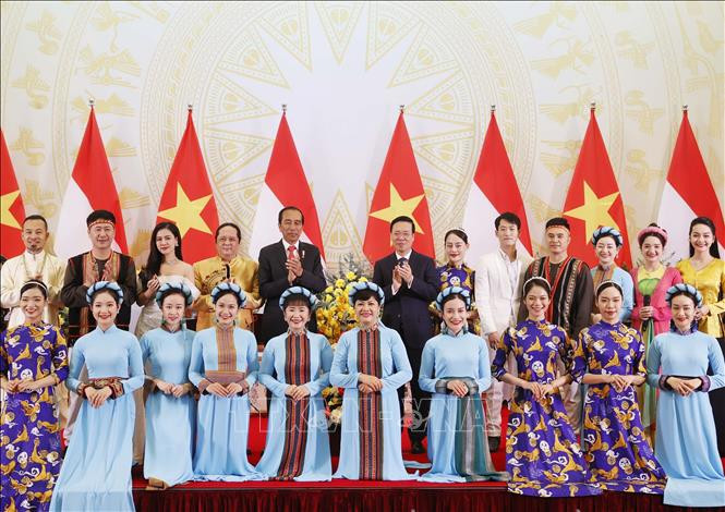 武文赏主席和佐科·维多多总统以及各位艺术家。（图片来源：越通社）