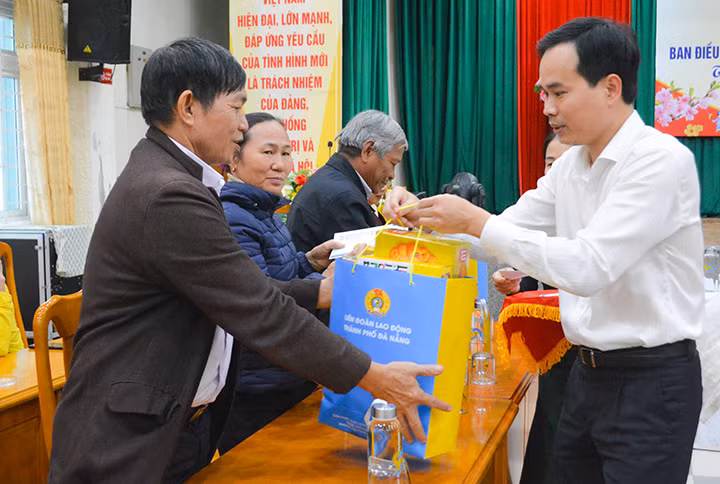 岘港市劳动联合会向当地人民赠送春节礼物。（图片来源：岘港官网）