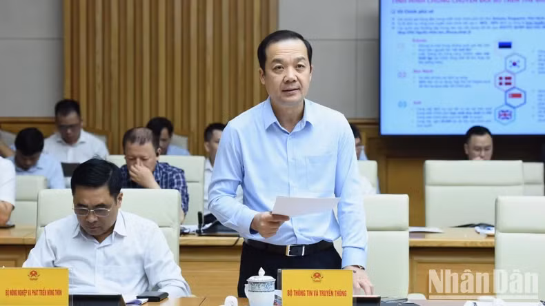 越南通信传媒部副部长范德龙发表讲话。 越南通信传媒部副部长范德龙发表讲话。