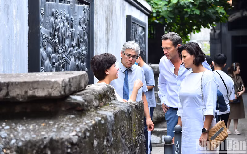 比利时参议院议长斯蒂芬妮·德霍斯一行听取关于火炉监狱遗迹的信息。